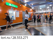 Пассажиры на станции метро "Беговая". Санкт-Петербург (2018 год). Редакционное фото, фотограф Ольга Визави / Фотобанк Лори