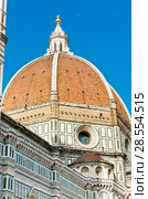 Купол Собора Санта-Мария-дель-Фьоре (La Cattedrale di Santa Maria del Fiore; Собор Святой Марии в цветах). Весенний солнечный день. Флоренция. Италия (2018 год). Стоковое фото, фотограф E. O. / Фотобанк Лори