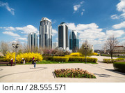 Central park and high-rise buildings in Grozny City. Центральная мечеть Грозного "Сердце Чечни" на фоне комплекса высотных зданий "Грозный-Сити" (2017 год). Редакционное фото, фотограф Jon Maldini / Фотобанк Лори