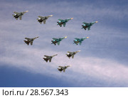 Тактическое крыло в составе группы истребителей СУ-34, СУ-30СМ и СУ-35 во время парада, посвященного 73-летию Победы в Великой Отечественной войне, пролетают в небе над Красной площадью (2018 год). Редакционное фото, фотограф Free Wind / Фотобанк Лори