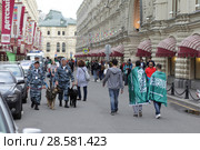 Город Москва,группа болельщиков и наряд полиции с собаками у ГУМа (2018 год). Редакционное фото, фотограф Дмитрий Неумоин / Фотобанк Лори