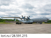 Самолет Ан-22 (бортовой RF-09328) и АПА-5Д на аэродроме Мигалово, Тверь (2018 год). Редакционное фото, фотограф Alexei Tavix / Фотобанк Лори