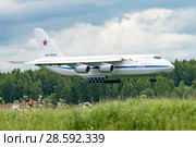 Ан-124-100 "Руслан" (бортовой RF-82011) на посадке, аэродром Мигалово, Тверь (2018 год). Редакционное фото, фотограф Alexei Tavix / Фотобанк Лори