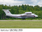 Ан-72 (бортовой RF-90372) на посадке, аэродром Мигалово, Тверь (2018 год). Редакционное фото, фотограф Alexei Tavix / Фотобанк Лори