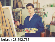 Man near easel painting on canvas. Стоковое фото, фотограф Яков Филимонов / Фотобанк Лори