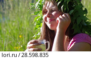 Травяной чай. Молодая девушка пьёт травяной чай на лугу. Herbal tea. A young girl is drinking herbal tea in the meadow. Стоковое видео, видеограф Евгений Романов / Фотобанк Лори