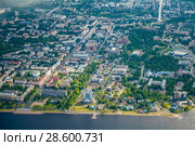 Вид сверху на центр города Петрозаводска в районе набережной, здания мэрии и проспекта Ленина. Аэрофотосъёмка (2018 год). Редакционное фото, фотограф Сергей Цепек / Фотобанк Лори