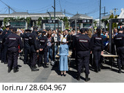 Проход через досмотровые рамки на Красную площадь Москвы (2018 год). Редакционное фото, фотограф Free Wind / Фотобанк Лори