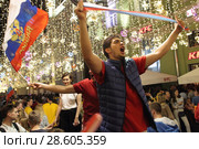 Москва, люди на Никольской улице после футбольного матча Россия-Египет (2018 год). Редакционное фото, фотограф Дмитрий Неумоин / Фотобанк Лори