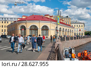 Люди в районе бывшего Круглого рынка на набережной реки Мойки. Санкт-Петербург (2018 год). Редакционное фото, фотограф Румянцева Наталия / Фотобанк Лори