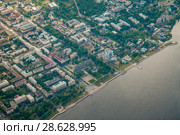 Вид сверху на город Петрозаводск в районе набережной, здания мэрии, Левашовского бульвара и проспекта Ленина. Аэрофотосъёмка (2018 год). Редакционное фото, фотограф Сергей Цепек / Фотобанк Лори
