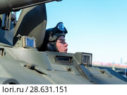 Механик-водитель самоходного артиллерийского орудия 2С23 НОНА-СВК на параде в День Победы. Санкт-Петербург (2018 год). Редакционное фото, фотограф Александр Щепин / Фотобанк Лори