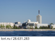 Гостиница "Пур-Наволок". Набережная реки Северная Двина. Россия, Архангельск (2018 год). Стоковое фото, фотограф Яковлев Сергей / Фотобанк Лори