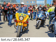 The police officer with the motorcycle on the street (2018 год). Редакционное фото, фотограф Владимир Арсентьев / Фотобанк Лори