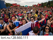 Футбольные болельщики во время матча открытия Чемпионата мира по футболу FIFA 2018 в фан зоне Фестиваля болельщиков на Воробьевых горах, Россия. Редакционное фото, фотограф Николай Винокуров / Фотобанк Лори