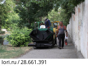 Укладчики асфальта (2018 год). Редакционное фото, фотограф Кузнецов Максим / Фотобанк Лори