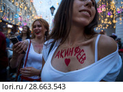 Россияне празднуют победу над Испанией и выход в четвертьфинал сборной России по футболу в Чемпионате мира по футболу FIFA 2018 на Никольской улице в город Москве, Россия. Редакционное фото, фотограф Николай Винокуров / Фотобанк Лори