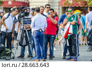 Съемочная группа Мексиканского новостного канала на Красной площади. Чемпионат мира по футболу FIFA 2018 года в России. Москва. Редакционное фото, фотограф Алёшина Оксана / Фотобанк Лори