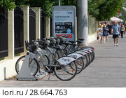 Станция проката велосипеда в Москве (2018 год). Редакционное фото, фотограф Сергей Неудахин / Фотобанк Лори