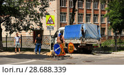 Аварийная бригада водоканала наводит порядок после устранения аварии Липецк (2018 год). Редакционное фото, фотограф Евгений Будюкин / Фотобанк Лори