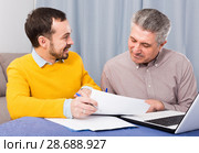 Man and sales manager discuss contract. Стоковое фото, фотограф Яков Филимонов / Фотобанк Лори