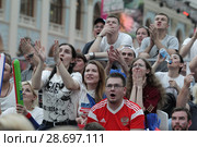 Москва. Люди во время матча Россия-Испания проявляют бурные эмоции, переживая за игру (2018 год). Редакционное фото, фотограф Дмитрий Неумоин / Фотобанк Лори