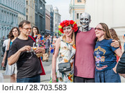 Национальный мексиканский праздник День мертвых. Лысый мужчина, загримированный под скелет, и девушка, одетая как богиня смерти. Чемпионат мира по футболу FIFA 2018 года в России. Москва. Редакционное фото, фотограф Алёшина Оксана / Фотобанк Лори