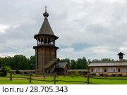 Шатровая колокольня в парковом комплексе "Усадьба Богословка". Это копия колокольни Нижне-Уфтюгского погоста Вологодской губернии, которая была построена в 1670-х годах. (2017 год). Редакционное фото, фотограф Pukhov K / Фотобанк Лори
