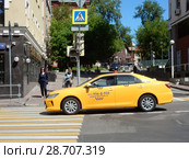 Желтый автомобиль «Такси 956» едет по дороге. Рочдельская улица. Пресненский район. Город Москва (2018 год). Редакционное фото, фотограф lana1501 / Фотобанк Лори