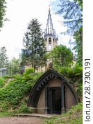Crypt of Adolf and the Orthodox Church of the Apostles Peter and Paul in Shuvalovsky Park, St. Petersburg, Russia (2018 год). Стоковое фото, фотограф Юлия Бабкина / Фотобанк Лори