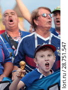 Москва, Французский  мальчик держит кубок FIFA и поёт Гимн своей страны на Красной площади в преддверии финального матча Франция-Хорватия (2018 год). Редакционное фото, фотограф Дмитрий Неумоин / Фотобанк Лори