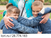 Две девочки крепко обнимают маму. Стоковое фото, фотограф Иванов Алексей / Фотобанк Лори