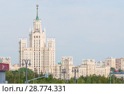 Вид на Сталинскую высотку на Котельнической набережной. Москва (2018 год). Стоковое фото, фотограф Алёшина Оксана / Фотобанк Лори