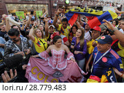 Толпа колумбийцев на Никольской улице Москвы (2018 год). Редакционное фото, фотограф Дмитрий Неумоин / Фотобанк Лори