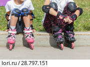 Small children's legs with roller skates. Стоковое фото, фотограф Акиньшин Владимир / Фотобанк Лори