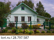 Загородный дом с декоративно-лиственными кустарниками. Стоковое фото, фотограф Natalia Sidorova / Фотобанк Лори