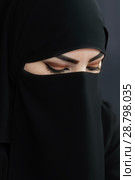 Muslim woman in niqab. Qatar (2018 год). Редакционное фото, фотограф Знаменский Олег / Фотобанк Лори