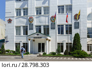 ПАО «Абрау-Дюрсо» — российская компания, специализирующаяся на выпуске шампанского и игристого вина. Фасад здания украшен орденами и медалями советских времен. Село Абрау-Дюрсо, ул. Промышленная, д. 19 (2018 год). Редакционное фото, фотограф Наталья Гармашева / Фотобанк Лори