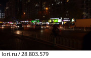 Ночной Пекин. Уличное движение. Beijing in evening - traffic at the crossroads. (2017 год). Стоковое видео, видеограф Евгений Романов / Фотобанк Лори