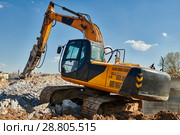 secondary demolition by excavator with hydraulic hydrohammer breaker. Стоковое фото, фотограф Дмитрий Калиновский / Фотобанк Лори