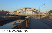 Американские мосты на Обводном канале солнечным майским вечером. Санкт-Петербург (2018 год). Стоковое видео, видеограф Виктор Карасев / Фотобанк Лори