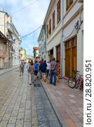 Группа туристов на улице (Rruga Gʼjuhadol) в центре города Шкодер, Албания (2017 год). Редакционное фото, фотограф Ольга Коцюба / Фотобанк Лори