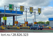 Пункт взимания платы на трассе М-4 "Дон", 227 км. Тульская область (2018 год). Редакционное фото, фотограф Александр Замараев / Фотобанк Лори