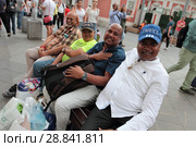 Французы на Никольской улице Москвы на следующий день после финального футбольного матча (2018 год). Редакционное фото, фотограф Дмитрий Неумоин / Фотобанк Лори