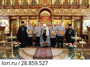 Общая фотография, митрополит Ювеналий и офицеры управления Министерства внутренних дел России по Московской области (2018 год). Редакционное фото, фотограф Дмитрий Неумоин / Фотобанк Лори