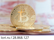 Монетки биткоин на фоне пятитысячных рублевых купюр. Криптовалюта. Стоковое фото, фотограф E. O. / Фотобанк Лори