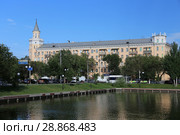 Город Астрахань. Лебединое озеро (2018 год). Редакционное фото, фотограф Алексей Гусев / Фотобанк Лори