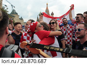 Весёлые хорватские болельщики распивают песни в центре Москвы в день финального футбольного матча Франция-Хорватия (2018 год). Редакционное фото, фотограф Дмитрий Неумоин / Фотобанк Лори