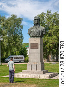 Мужчина стоит перед памятником великому русскому полководцу князю Александру  Невскому. Переславль-Залесский, Красная площадь 1а (2018 год). Редакционное фото, фотограф Наталья Николаева / Фотобанк Лори
