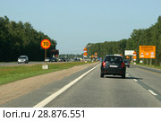 Симферопольское шоссе, трасса М2 "Крым". Дорожные знаки, ограничивающие скорость. Щит "Внимание! Проведение работ по капитальному ремонту" (2018 год). Редакционное фото, фотограф Щеголева Ольга / Фотобанк Лори